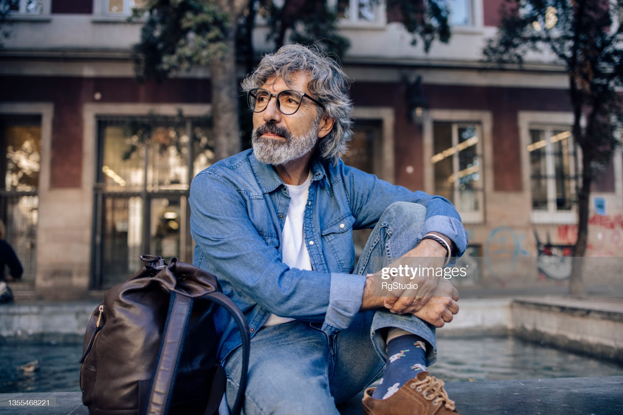 alternative text for Portrait of a mature man enjoying his vacation in Barcelona.