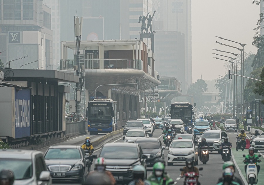 air-pollution-impact-haze-of-smog-above-heavy-traffic-in-a-city